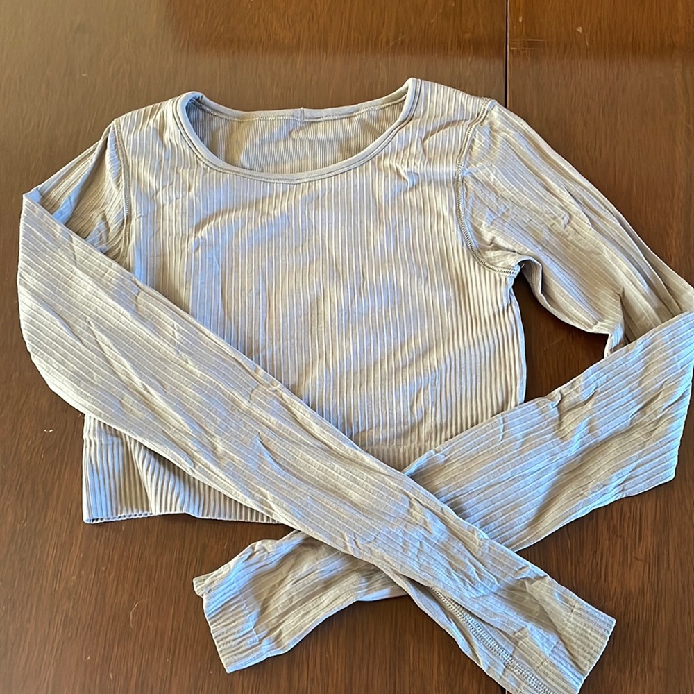 Lululemon grey cropped workout top